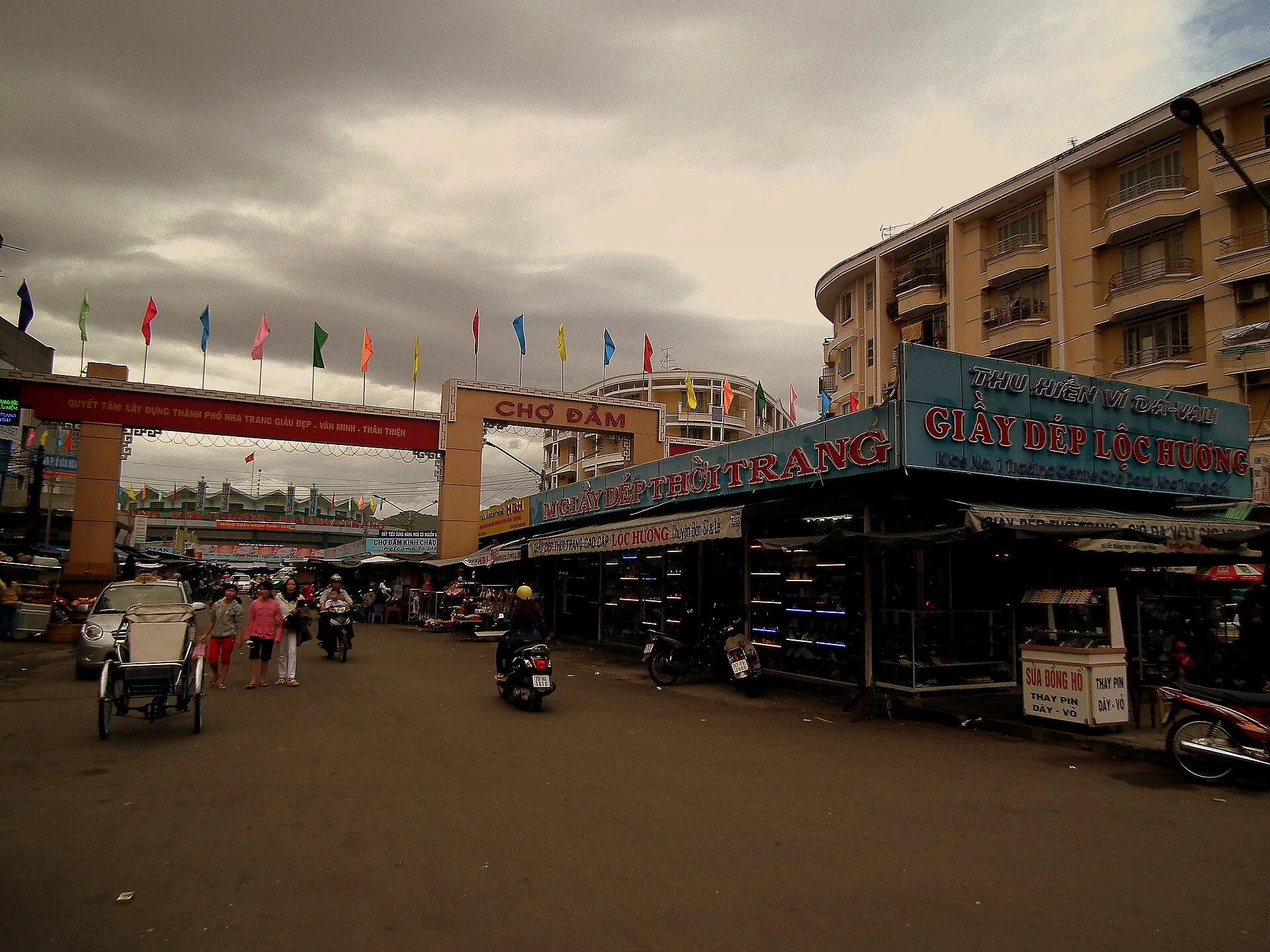 Dam Market